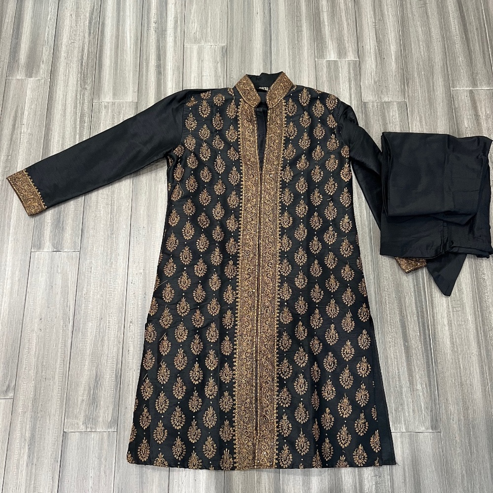 Elegant Men’s Black & Gold Kurta!